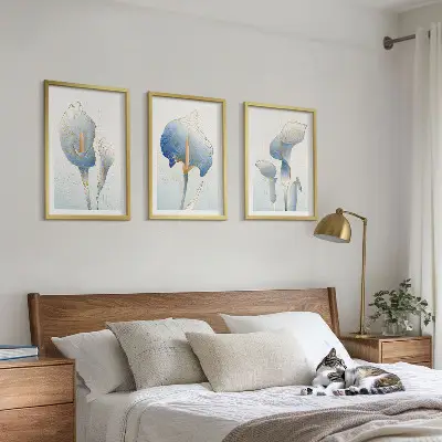 Cadre photo mural avec motif de fleurs bleues en arrière-plan