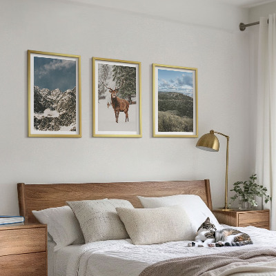 Cadre photo mural Paysage de forêt de cerfs enneigés de montagne