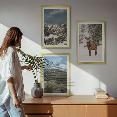 Cadre photo mural Paysage de forêt de cerfs enneigés de montagne