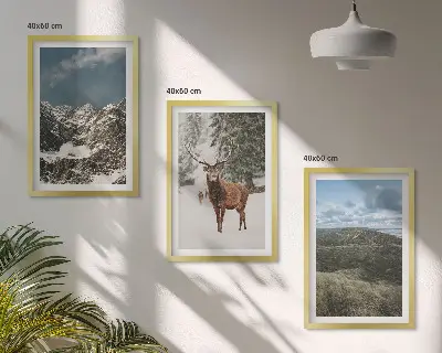 Cadre photo mural paysage de montagne avec forêt et cerfs dans la neige