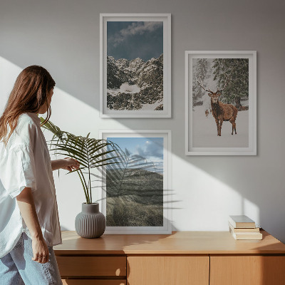 Cadre photo mural Paysage de forêt de cerfs enneigés de montagne