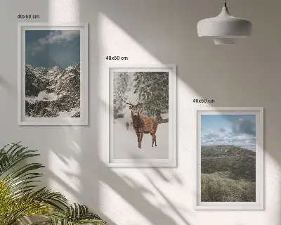 Cadre photo mural paysage de montagne avec forêt et cerfs dans la neige