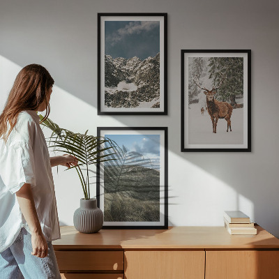 Cadre photo mural Paysage de forêt de cerfs enneigés de montagne