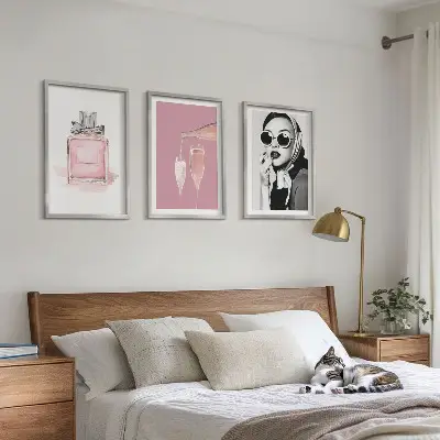 Lot de 3 tableaux pour salon avec accessoires roses élégants