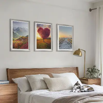 Cadre photo mural représentant des paysages de montagne avec un arbre en forme de cœur et une jetée