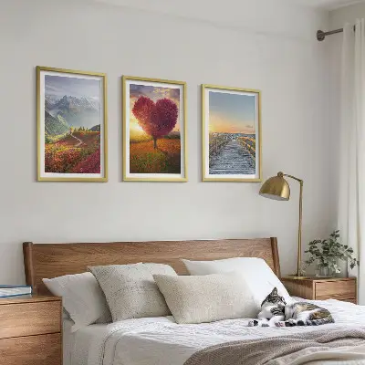 Cadre photo mural représentant des paysages de montagne avec un arbre en forme de cœur et une jetée