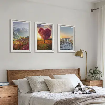 Cadre photo mural représentant des paysages de montagne avec un arbre en forme de cœur et une jetée