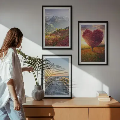 Cadre photo mural représentant des paysages de montagne avec un arbre en forme de cœur et une jetée