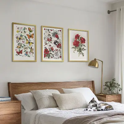 Cadre photo mural avec motif de papillons et fleurs aux tons roses et rouges