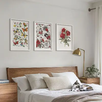 Cadre photo mural avec motif de papillons et fleurs aux tons roses et rouges