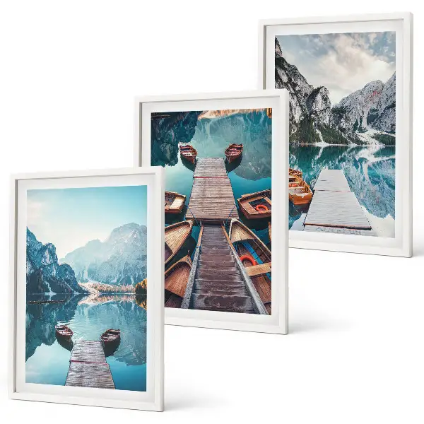Lot de 3 tableaux pour salon représentant des pontons sur un lac avec des bateaux dans une ambiance paisible