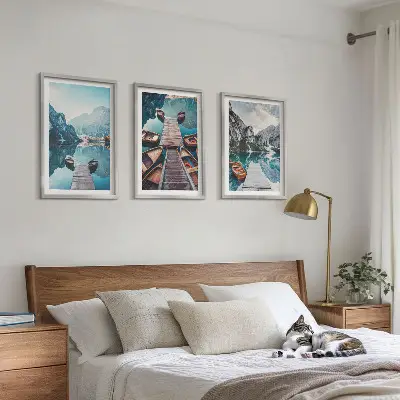 Lot de 3 tableaux pour salon représentant des pontons sur un lac avec des bateaux dans une ambiance paisible