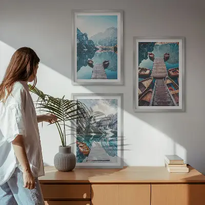 Lot de 3 tableaux pour salon représentant des pontons sur un lac avec des bateaux dans une ambiance paisible