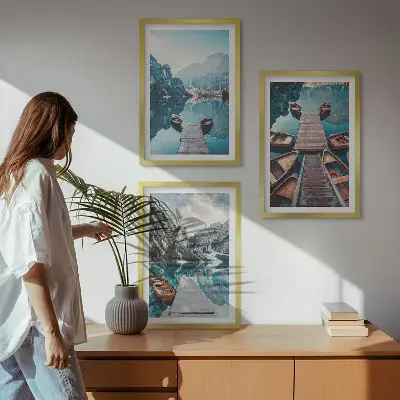 Lot de 3 tableaux pour salon représentant des pontons sur un lac avec des bateaux dans une ambiance paisible