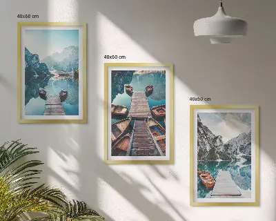 Lot de 3 tableaux pour salon représentant des pontons sur un lac avec des bateaux dans une ambiance paisible