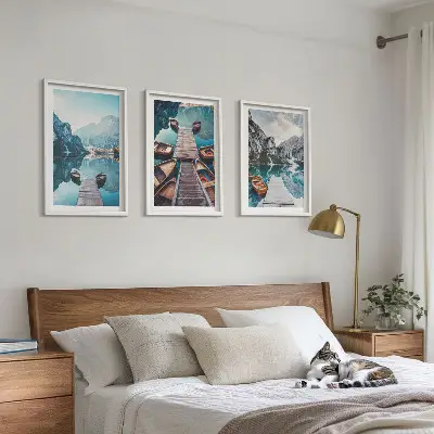 Lot de 3 tableaux pour salon représentant des pontons sur un lac avec des bateaux dans une ambiance paisible