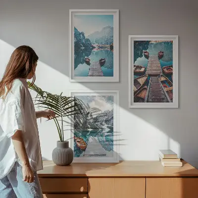 Lot de 3 tableaux pour salon représentant des pontons sur un lac avec des bateaux dans une ambiance paisible