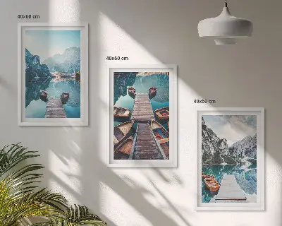 Lot de 3 tableaux pour salon représentant des pontons sur un lac avec des bateaux dans une ambiance paisible