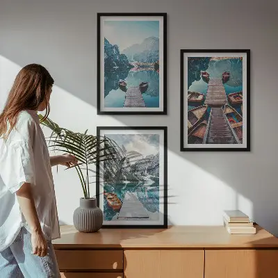 Lot de 3 tableaux pour salon représentant des pontons sur un lac avec des bateaux dans une ambiance paisible
