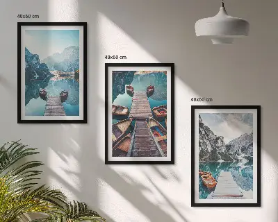 Lot de 3 tableaux pour salon représentant des pontons sur un lac avec des bateaux dans une ambiance paisible