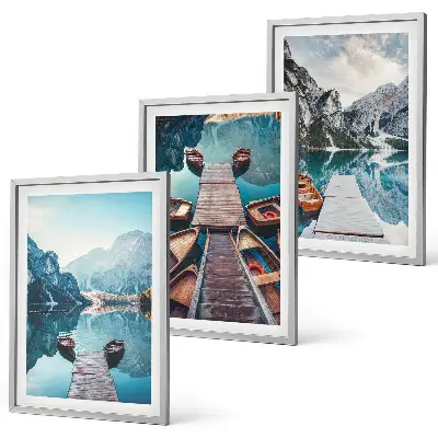Lot de 3 tableaux pour salon représentant des pontons sur un lac avec des bateaux dans une ambiance paisible