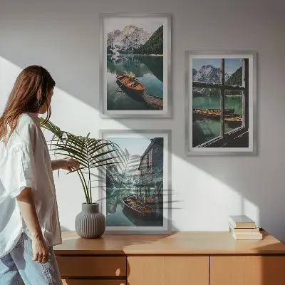 Cadre photo mural représentant une maison de bateaux sur un lac de montagne
