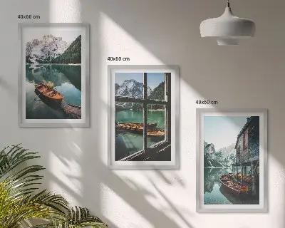 Cadre photo mural représentant une maison de bateaux sur un lac de montagne