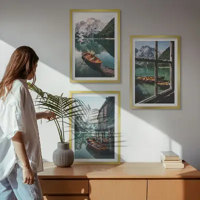 Cadre photo mural représentant une maison de bateaux sur un lac de montagne