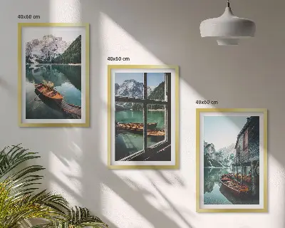 Cadre photo mural représentant une maison de bateaux sur un lac de montagne
