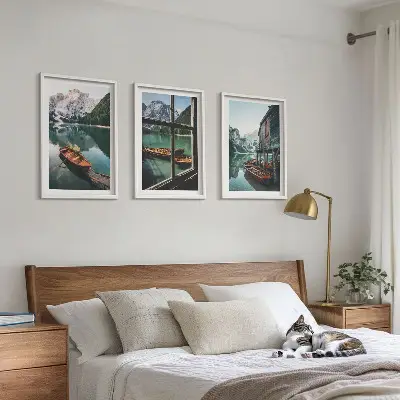 Cadre photo mural représentant une maison de bateaux sur un lac de montagne