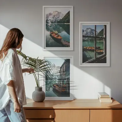 Cadre photo mural représentant une maison de bateaux sur un lac de montagne