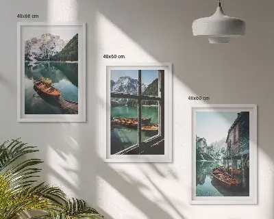 Cadre photo mural représentant une maison de bateaux sur un lac de montagne