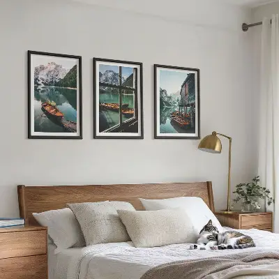 Cadre photo mural représentant une maison de bateaux sur un lac de montagne