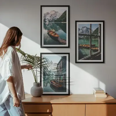Cadre photo mural représentant une maison de bateaux sur un lac de montagne