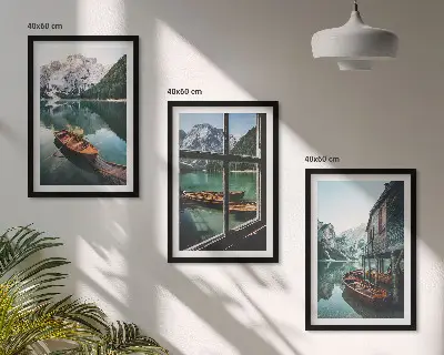 Cadre photo mural représentant une maison de bateaux sur un lac de montagne