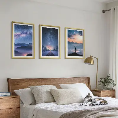 Cadre photo mural ciel nocturne avec montagnes, brouillard et cerf