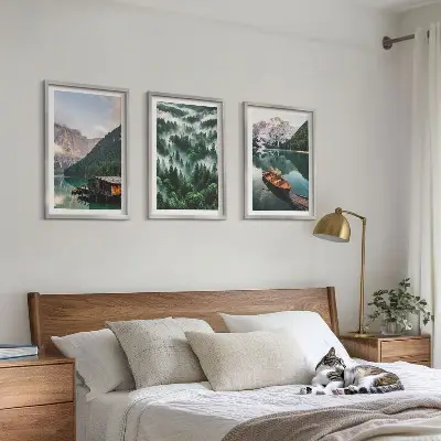 Cadre photo mural lac de montagne avec bateau et brouillard forestier