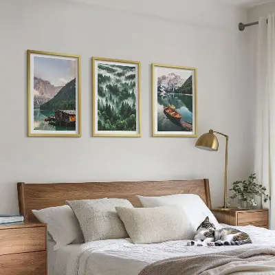 Cadre photo mural lac de montagne avec bateau et brouillard forestier