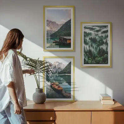 Cadre photo mural lac de montagne avec bateau et brouillard forestier