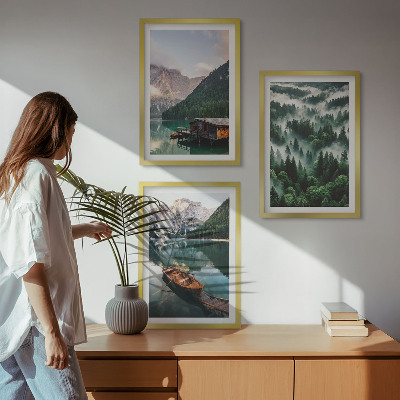 Cadre photo mural Lac de montagne, bateau, brouillard forestier
