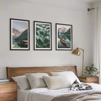 Cadre photo mural lac de montagne avec bateau et brouillard forestier