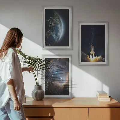 Cadre photo mural motif galaxie avec fusée et Terre