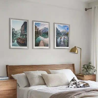 Lot de 3 tableaux pour salon représentant un lac avec des montagnes et des bateaux en bois