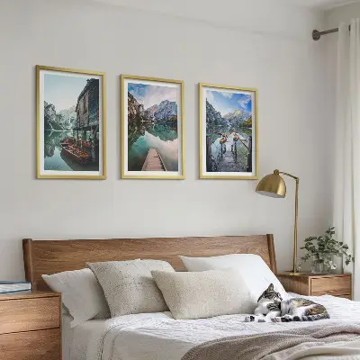 Lot de 3 tableaux pour salon représentant un lac avec des montagnes et des bateaux en bois
