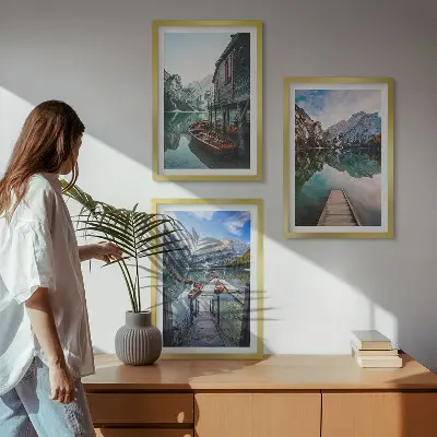 Lot de 3 tableaux pour salon représentant un lac avec des montagnes et des bateaux en bois