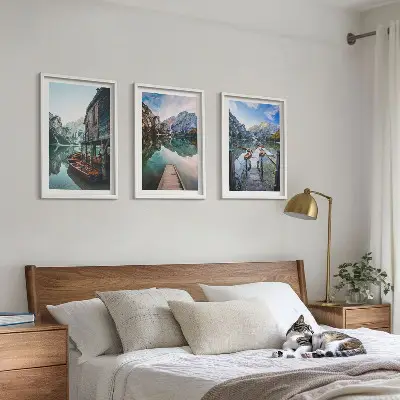 Lot de 3 tableaux pour salon représentant un lac avec des montagnes et des bateaux en bois