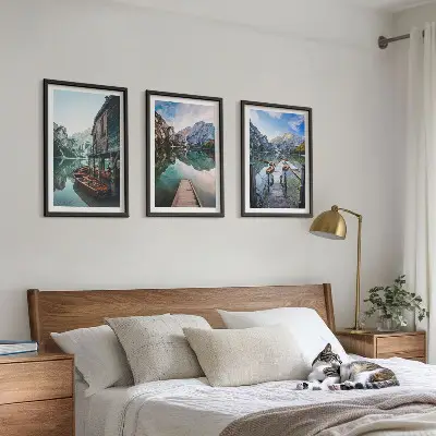 Lot de 3 tableaux pour salon représentant un lac avec des montagnes et des bateaux en bois