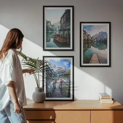 Lot de 3 tableaux pour salon représentant un lac avec des montagnes et des bateaux en bois