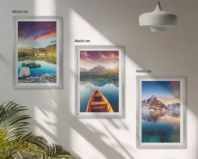 Cadre photo mural avec paysage de lacs montagnes et bateau