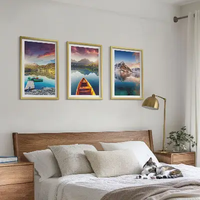 Cadre photo mural avec paysage de lacs montagnes et bateau
